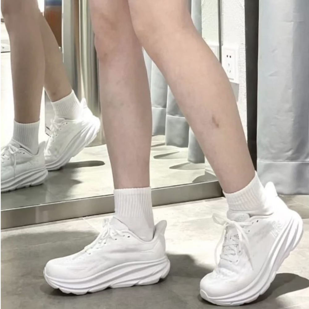 HOKA Clifton 9 EVERYDAY RUNNING women Shoes
size 7.5 White / White gently used - Picture 3 of 16
